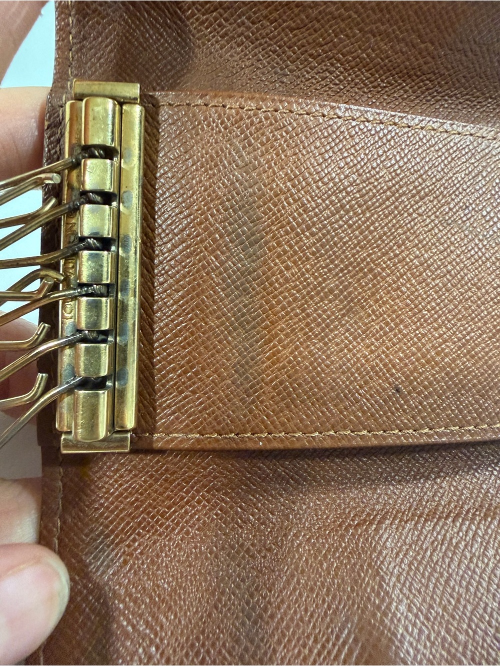 ✨ Authentic Louis Vuitton Monogram 6 Key Holder – w/ Entrupy COA✨ - Picture 5 of 10
